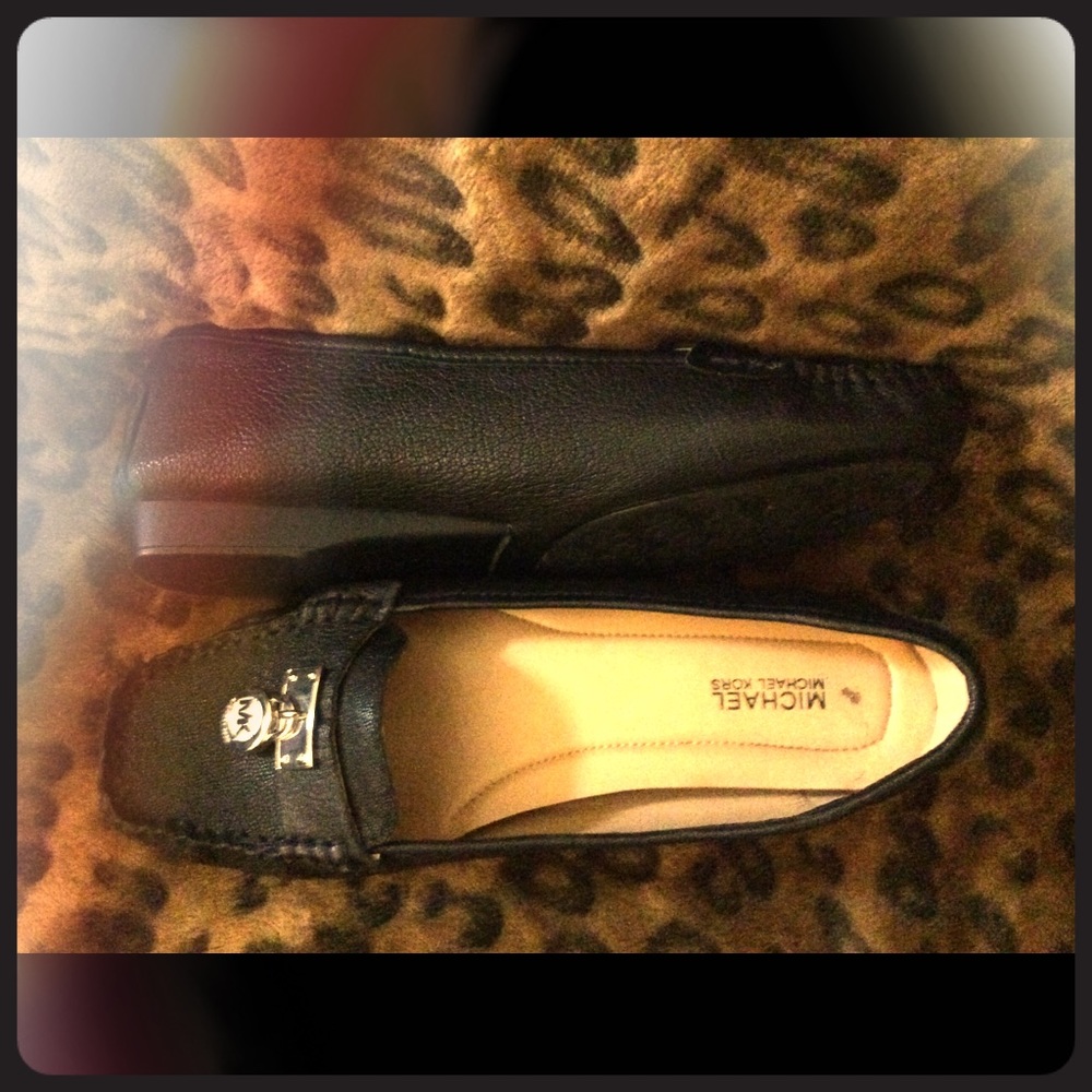 Michael Kors driving shoe w silver tone lock 7.5